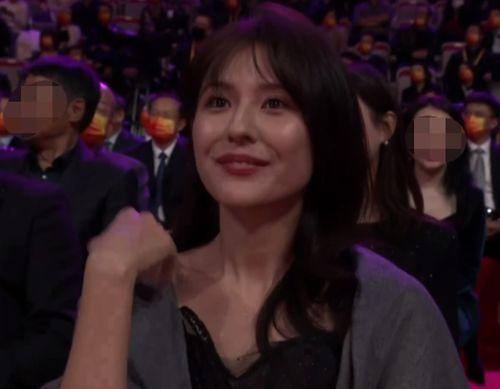 娱乐圈艺人爆料黄瓜特效,黄瓜竟成明星护肤神器，揭秘黄瓜特效背后的秘密